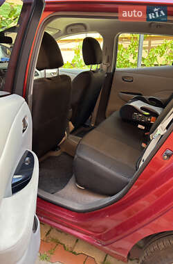 Хэтчбек Nissan Leaf 2012 в 