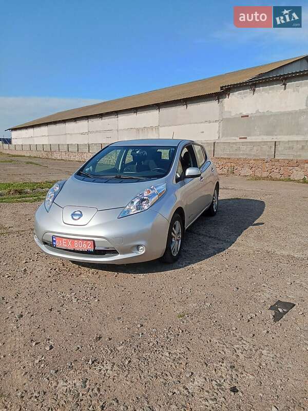 Хэтчбек Nissan Leaf 2015 в 