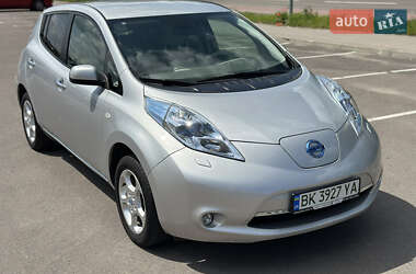 Хэтчбек Nissan Leaf 2012 в 