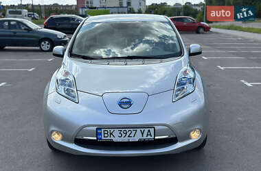 Хэтчбек Nissan Leaf 2012 в 