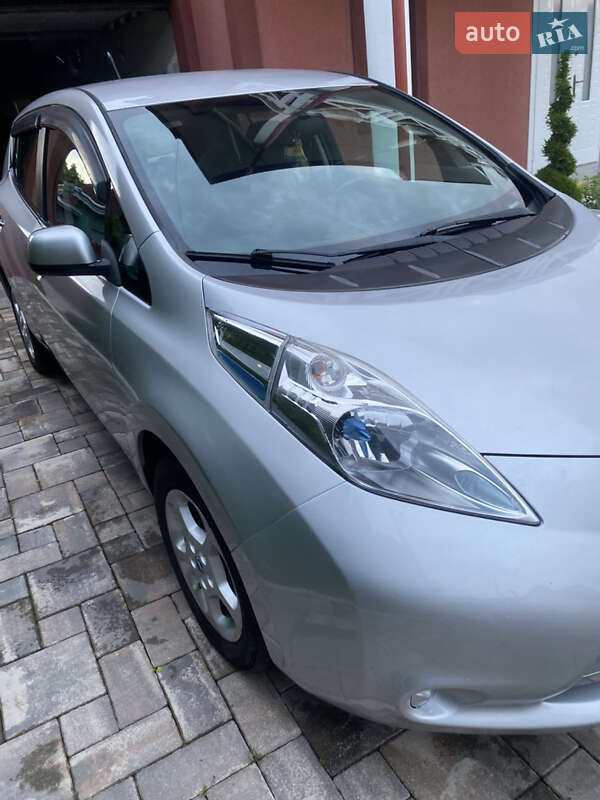 Хетчбек Nissan Leaf 2013 в Заставній