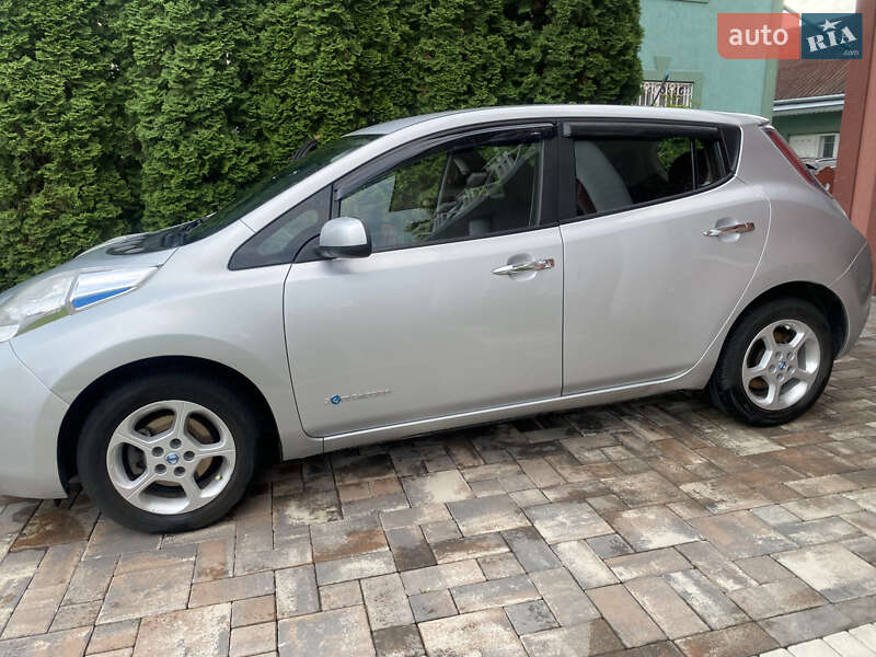 Хетчбек Nissan Leaf 2013 в Заставній