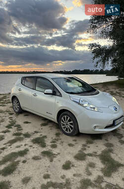 Хэтчбек Nissan Leaf 2010 в 