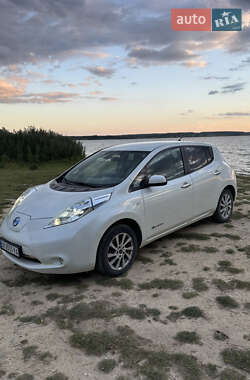 Хэтчбек Nissan Leaf 2010 в 