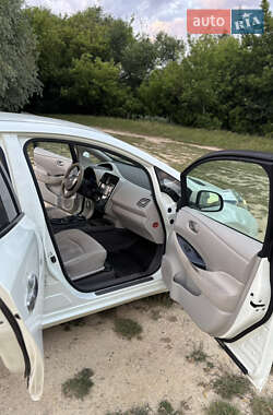 Хэтчбек Nissan Leaf 2010 в 