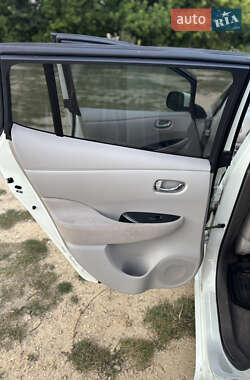 Хэтчбек Nissan Leaf 2010 в 
