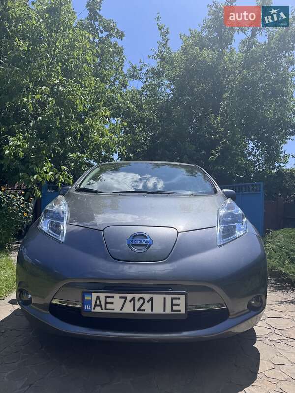 Хетчбек Nissan Leaf 2016 в Дніпрі