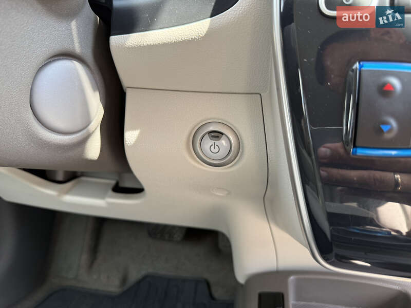 Хетчбек Nissan Leaf 2012 в Івано-Франківську