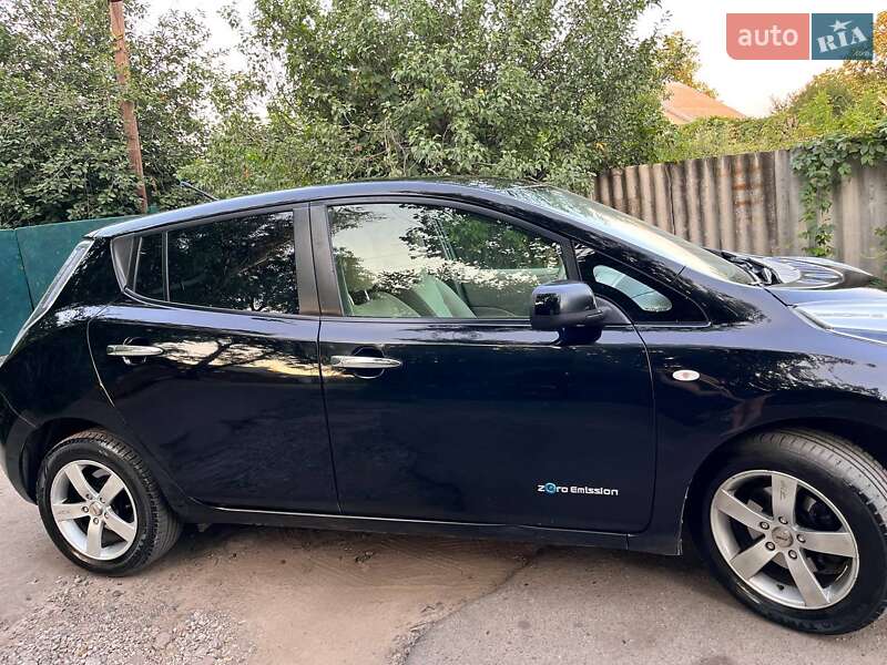 Хетчбек Nissan Leaf 2012 в Дніпрі
