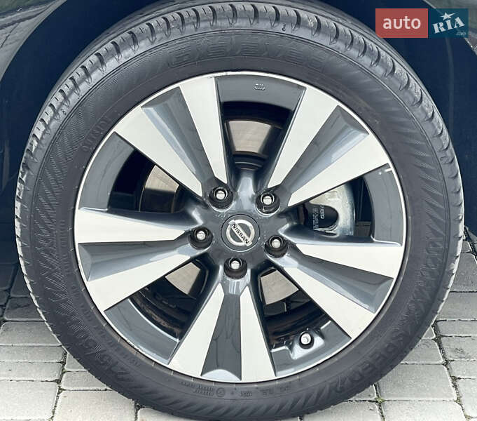 Хэтчбек Nissan Leaf 2015 в Ровно