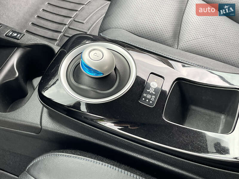 Хэтчбек Nissan Leaf 2015 в Ровно