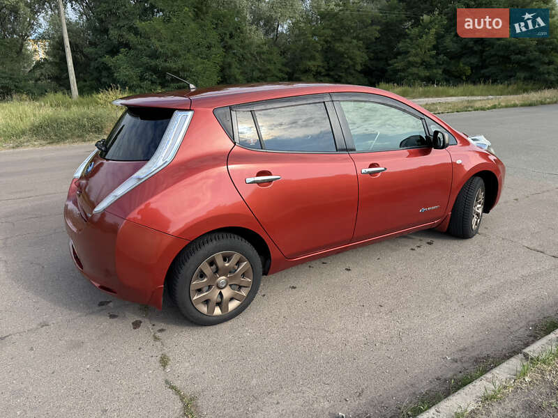 Хэтчбек Nissan Leaf 2015 в Киеве
