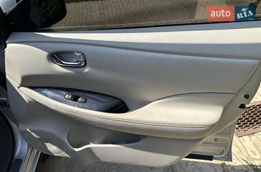 Хэтчбек Nissan Leaf 2011 в 