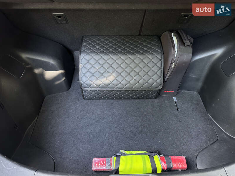 Хетчбек Nissan Leaf 2016 в Гатне