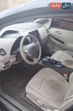 Хэтчбек Nissan Leaf 2011 в 