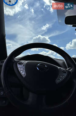 Хэтчбек Nissan Leaf 2014 в 