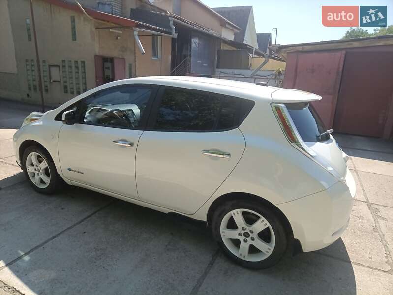 Хэтчбек Nissan Leaf 2015 в Мукачево