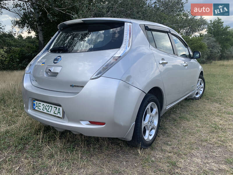 Хэтчбек Nissan Leaf 2013 в Днепре