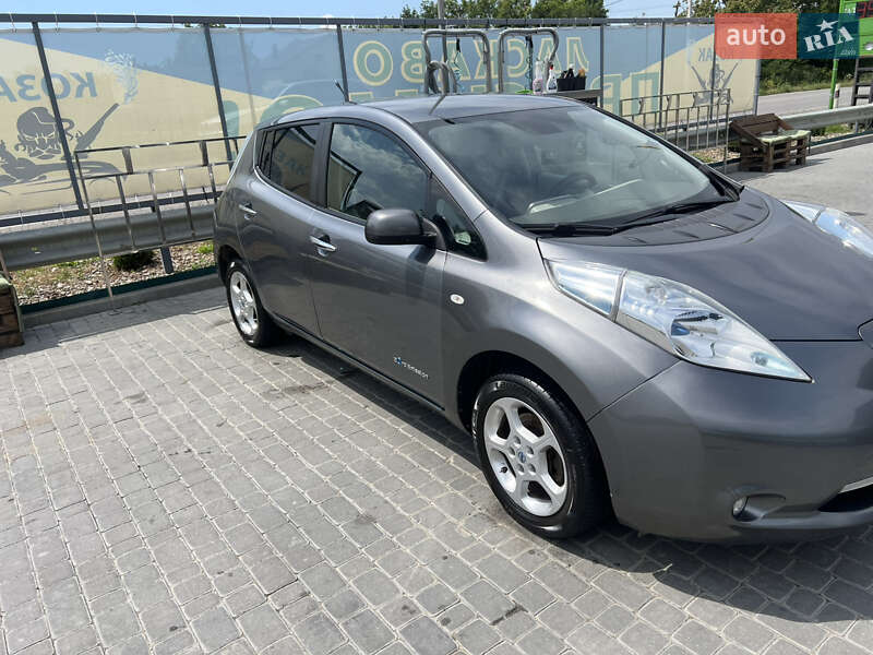 Хэтчбек Nissan Leaf 2013 в 