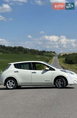 Хэтчбек Nissan Leaf 2012 в 
