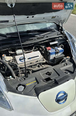 Хэтчбек Nissan Leaf 2012 в 