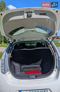 Хэтчбек Nissan Leaf 2013 в 