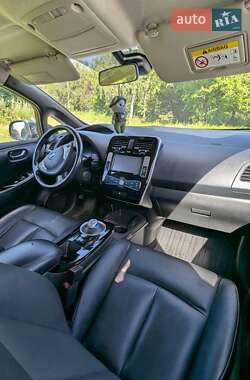 Хэтчбек Nissan Leaf 2013 в 