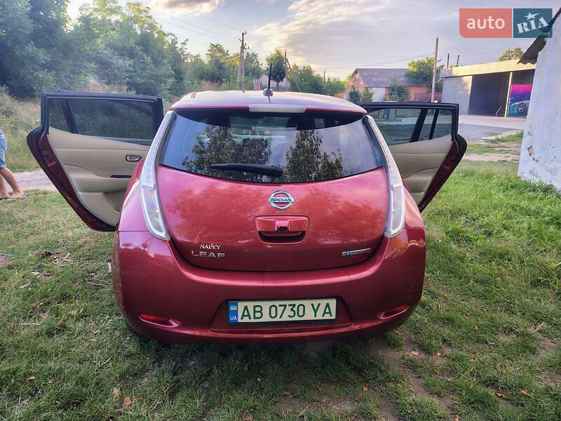 Хетчбек Nissan Leaf 2015 в Ямполі