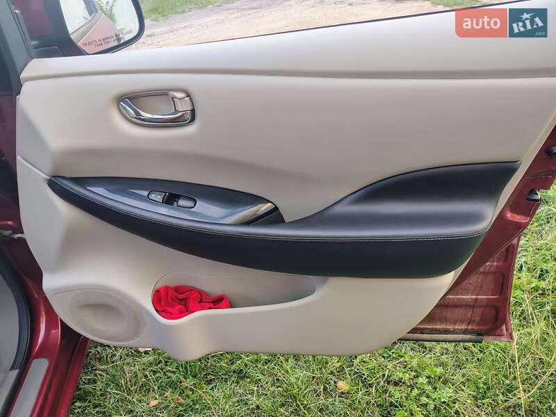 Хетчбек Nissan Leaf 2015 в Ямполі