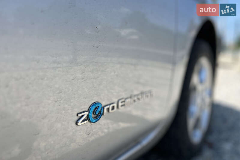 Хэтчбек Nissan Leaf 2011 в Коломые