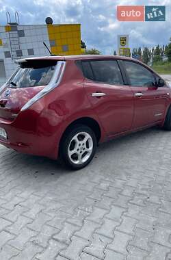 Хэтчбек Nissan Leaf 2012 в 
