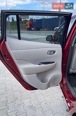 Хэтчбек Nissan Leaf 2012 в 