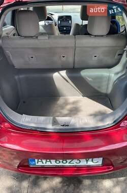 Хэтчбек Nissan Leaf 2012 в 