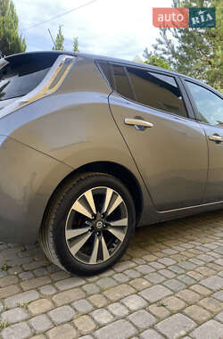 Хэтчбек Nissan Leaf 2016 в 