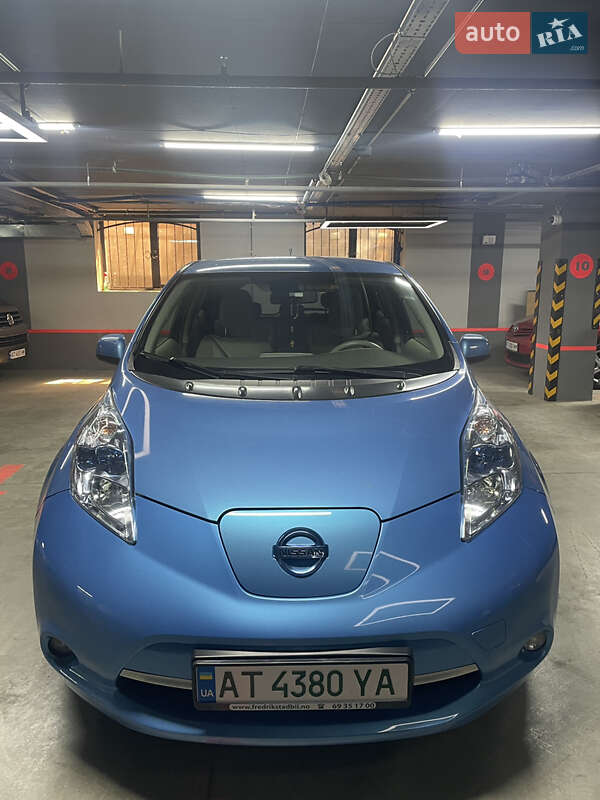 Хэтчбек Nissan Leaf 2012 в 