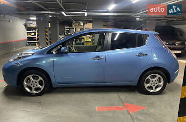 Хэтчбек Nissan Leaf 2012 в 