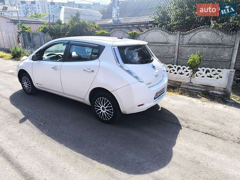 Хэтчбек Nissan Leaf 2013 в Николаеве