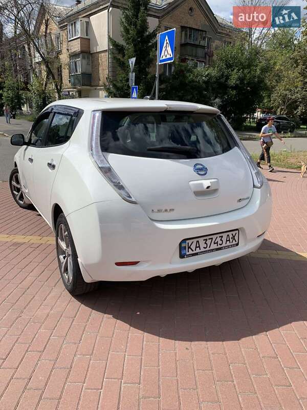 Хэтчбек Nissan Leaf 2015 в Вишневом