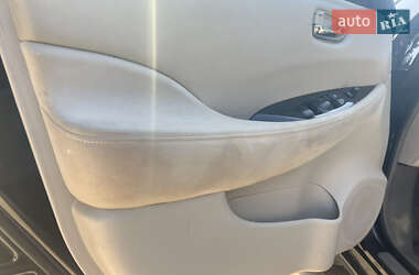 Хэтчбек Nissan Leaf 2012 в 