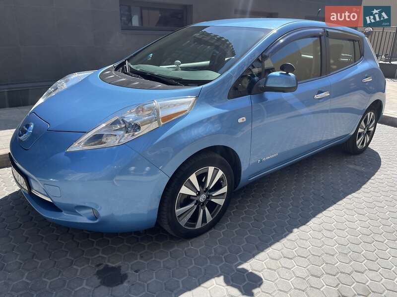 Хэтчбек Nissan Leaf 2014 в 