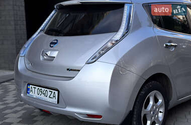 Хэтчбек Nissan Leaf 2012 в 