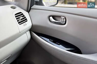 Хэтчбек Nissan Leaf 2012 в 