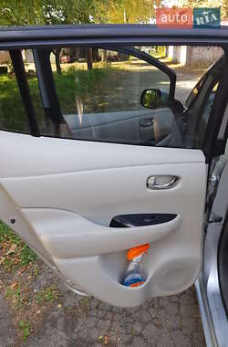 Хэтчбек Nissan Leaf 2012 в 