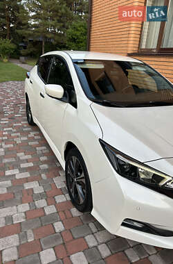 Хэтчбек Nissan Leaf 2022 в 
