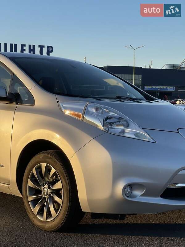 Хетчбек Nissan Leaf 2014 в Дніпрі