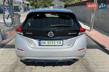 Хэтчбек Nissan Leaf 2019 в 