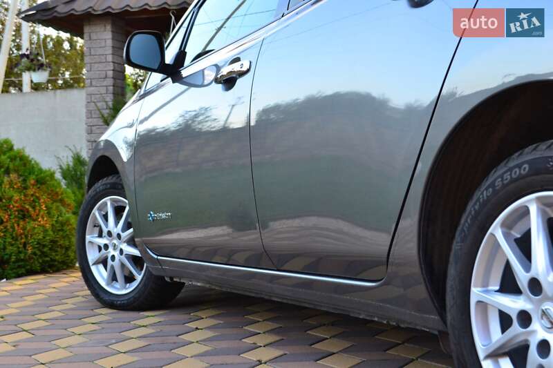 Хэтчбек Nissan Leaf 2015 в Сарнах