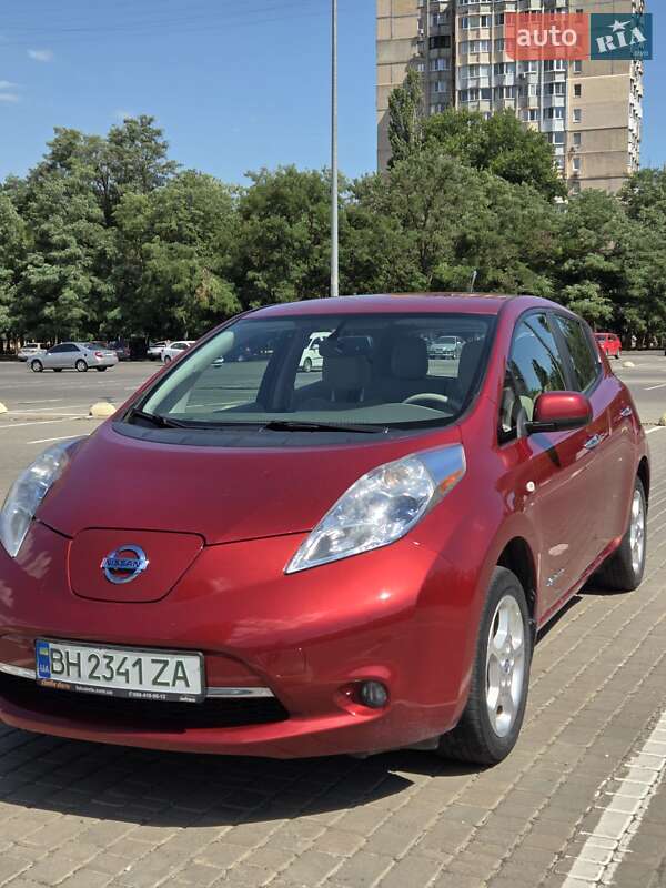 Хэтчбек Nissan Leaf 2011 в 