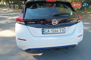Хэтчбек Nissan Leaf 2022 в 