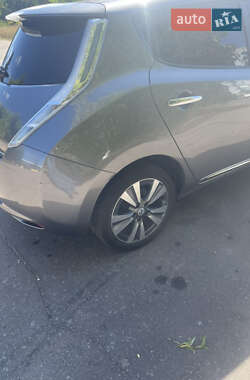 Хэтчбек Nissan Leaf 2014 в 